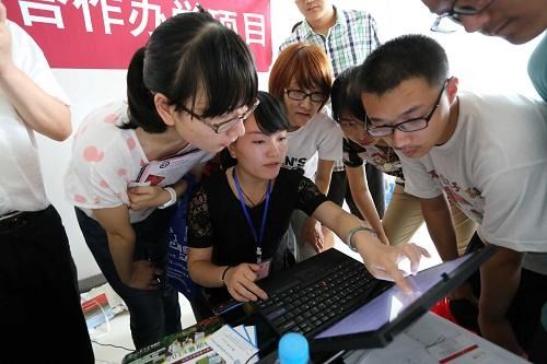 高招咨詢會(huì)現(xiàn)場火熱，信息咨詢助力考生圓夢大學(xué)